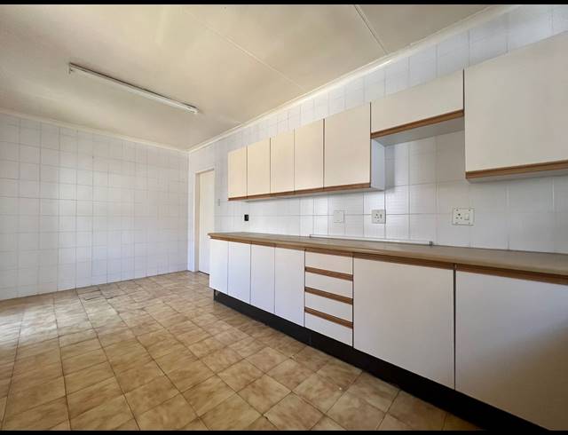 4 BEDROOM SEMI DETACHED FOR SALE IN ROSETTENVILLE